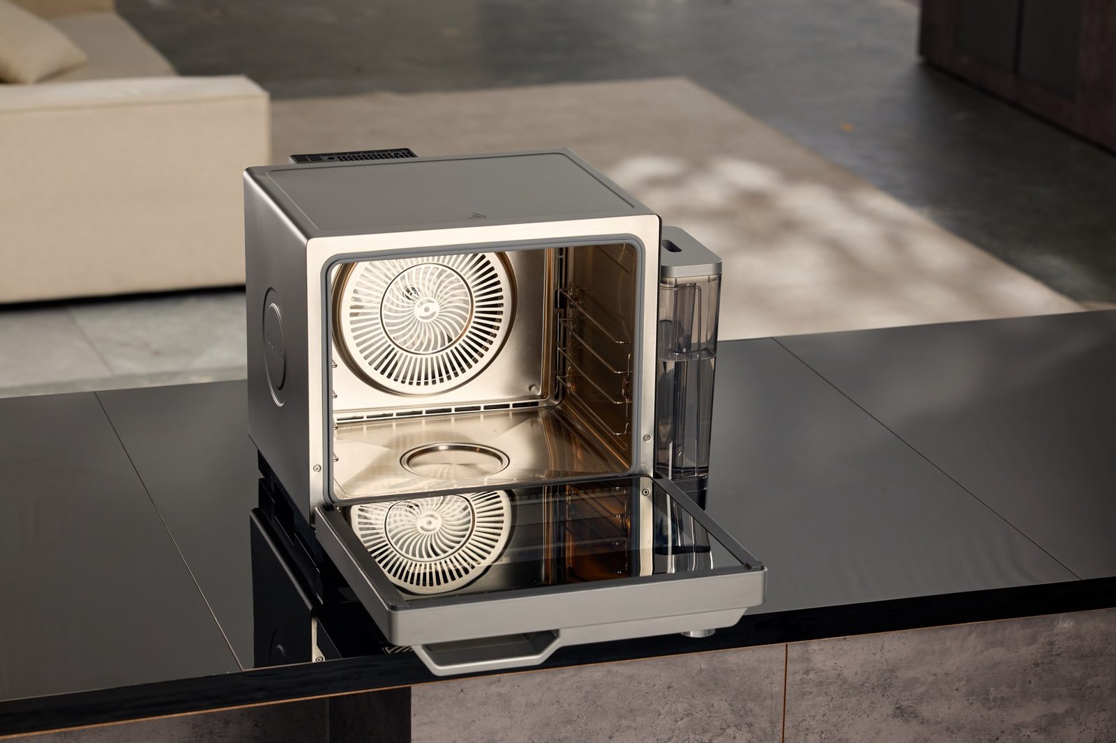The 32L stainless cavity with four rack levels and side water tank